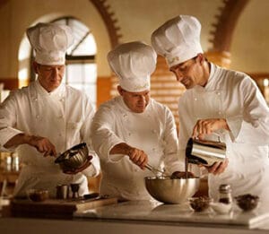 Chocolatier manipulando chocolate fabricado pelas grandes industrias.