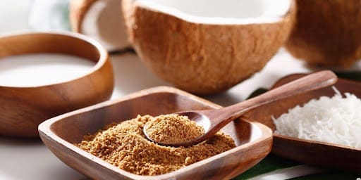 Açúcar de coco em um um recipiente de madeira