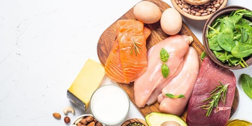 Carnes de boi, frango e peixe crus.