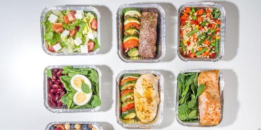 Fileiras com marmitas saudáveis prontas