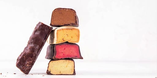 4 bombons empilhados em cima do outro com recheios de cores diferentes