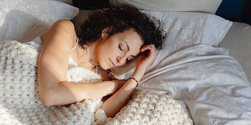 Mulher dormindo em sua cama