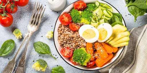 Prato em cima da mesa com comida saudável