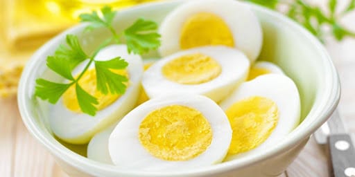 Ovos cozidos dentro de vasilha branca com coentro